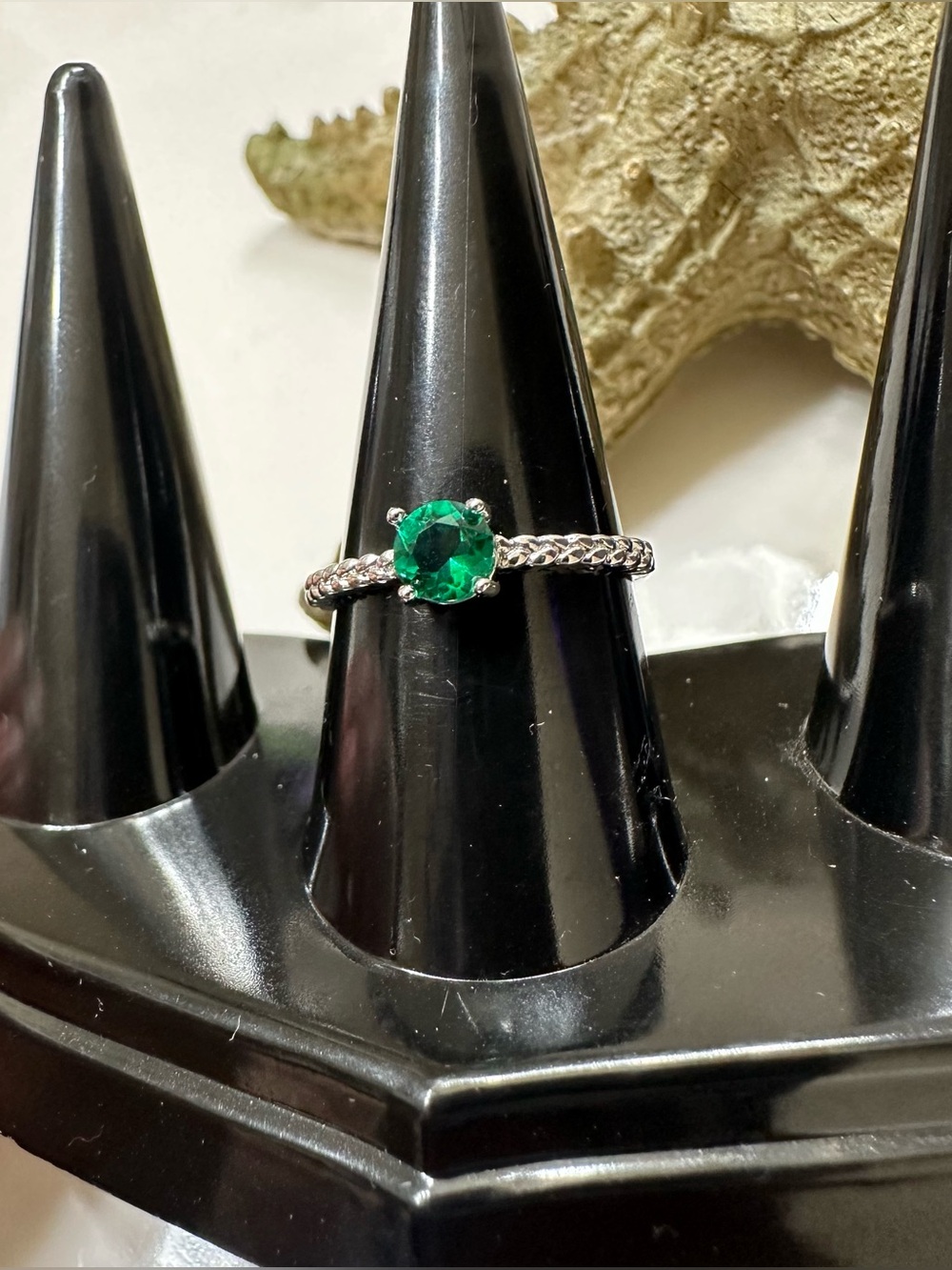 Diopside gemstone Rope-Band Ring - silver tone